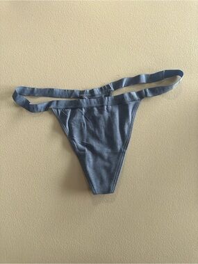 Victoria’s Secret stretch cotton V-String panty in moonlight blue